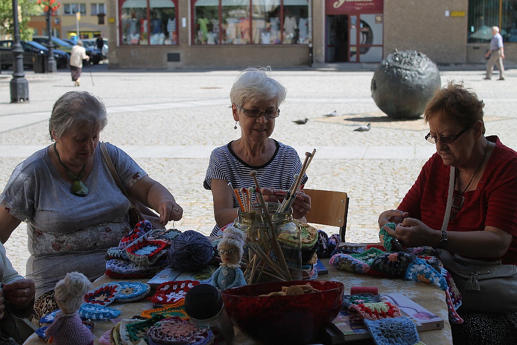 Dziewiarki zasiadły z szydełkami i włóczką w centrum miasta