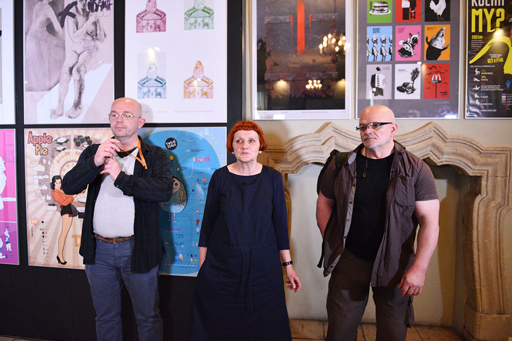 W holu teatru można podziwiać prace studentów łódzkiej ASP