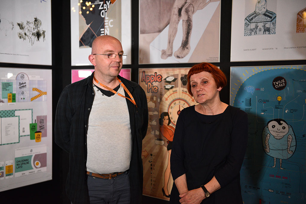 W holu teatru można podziwiać prace studentów łódzkiej ASP