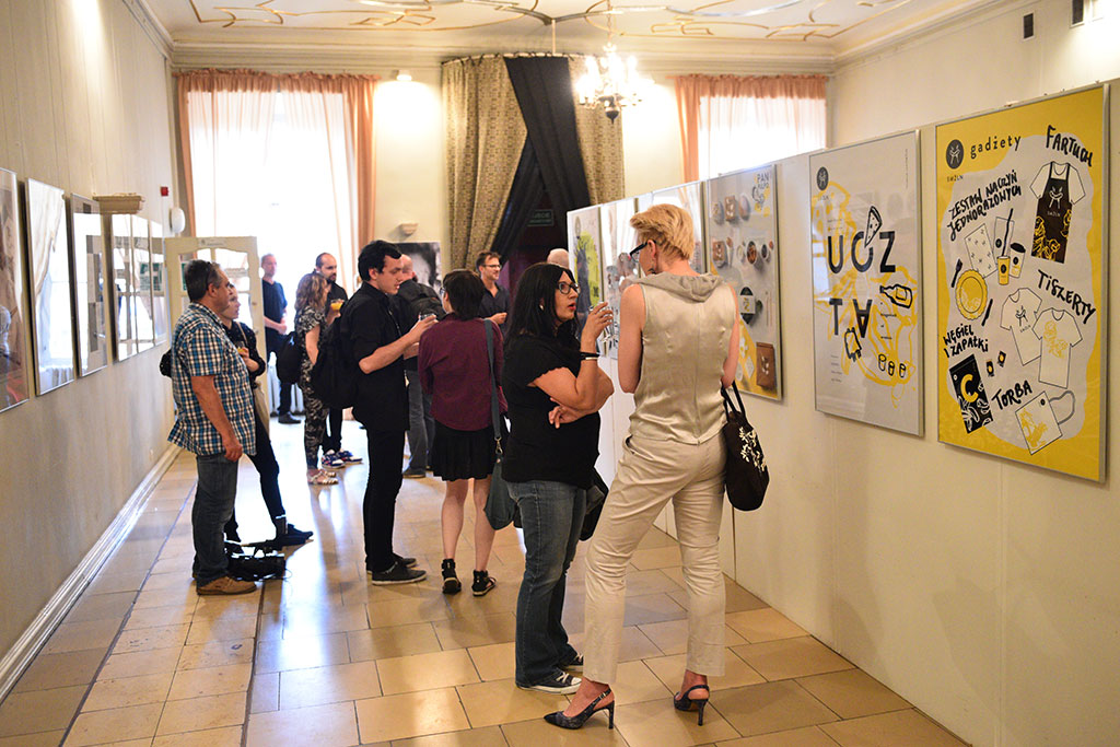 W holu teatru można podziwiać prace studentów łódzkiej ASP