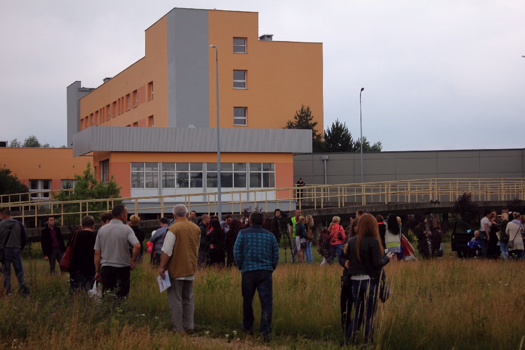 Ponad dwieście osób przyszło dla Konrada przed szpital