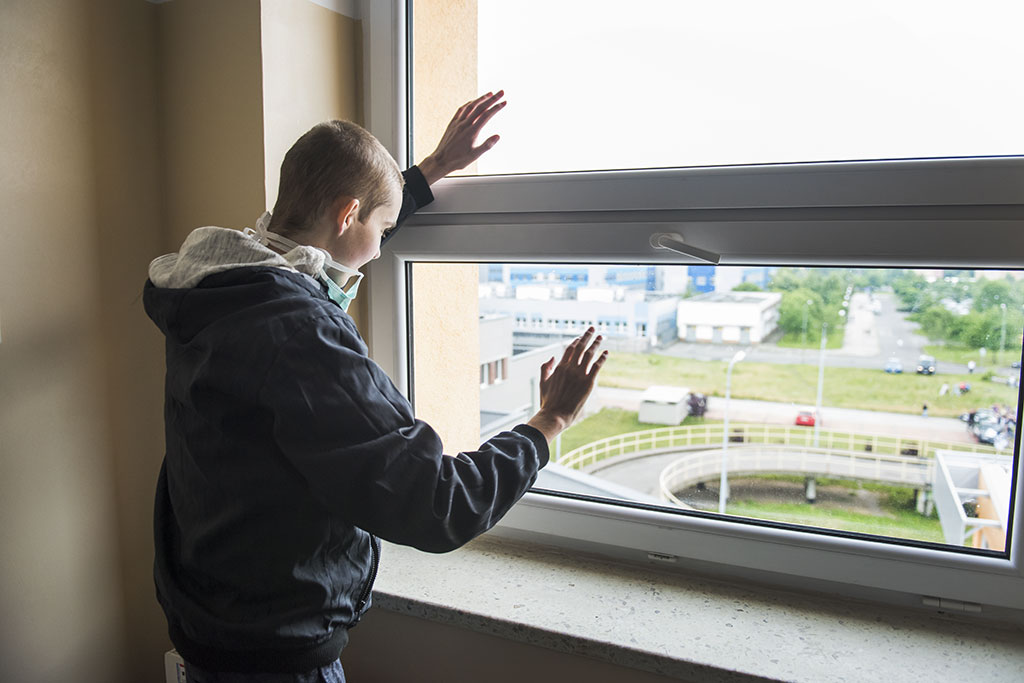 Konrad witał urodzinowych gości  przez okno szpitalne