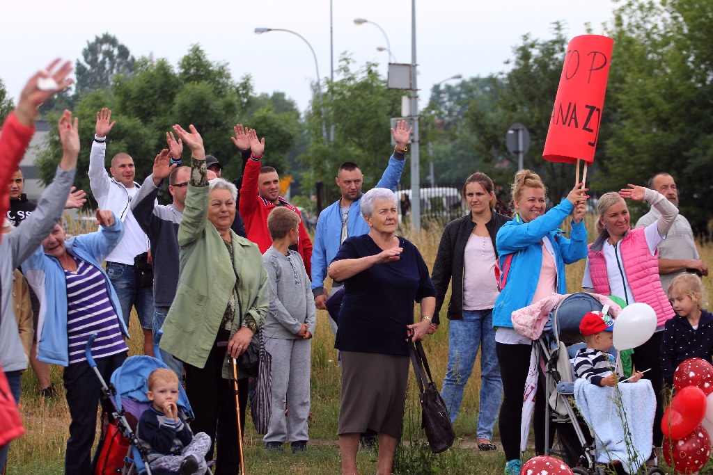 Ponad dwieście osób przyszło dla Konrada przed szpital