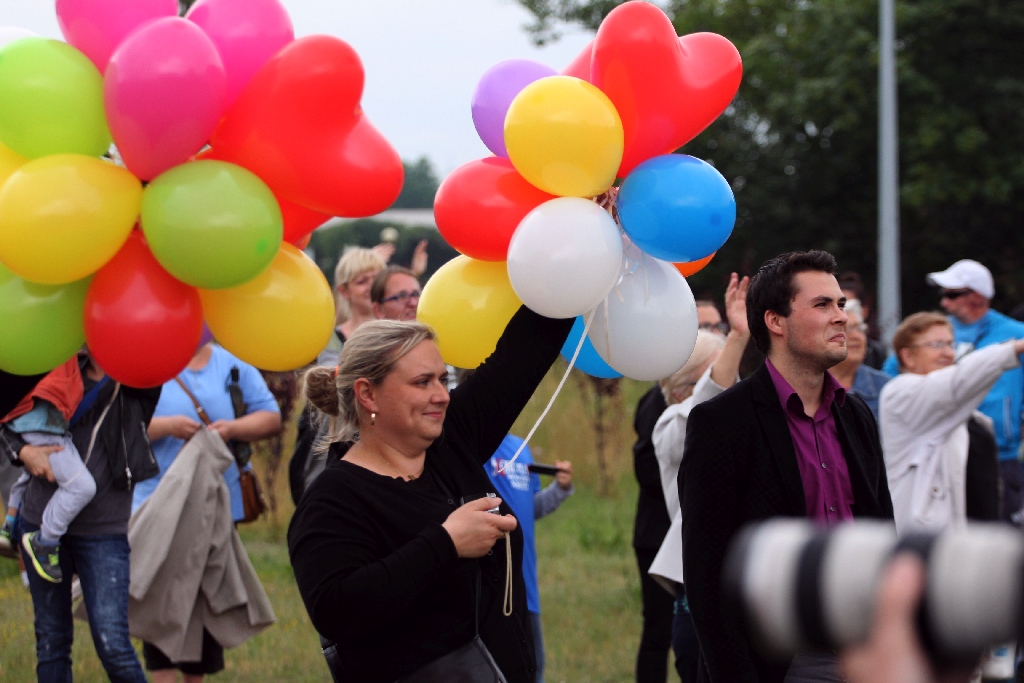 Ponad dwieście osób przyszło dla Konrada przed szpital
