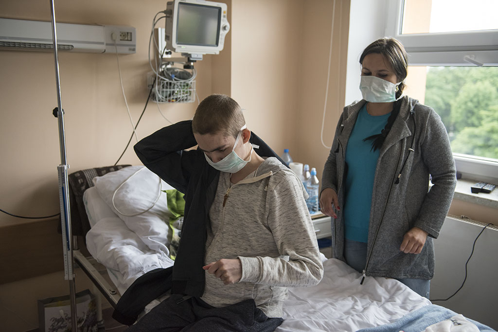 Konrad witał urodzinowych gości  przez okno szpitalne