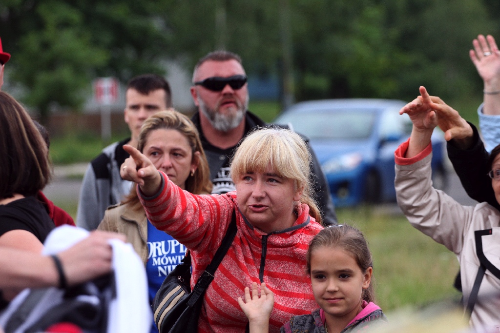 Ponad dwieście osób przyszło dla Konrada przed szpital
