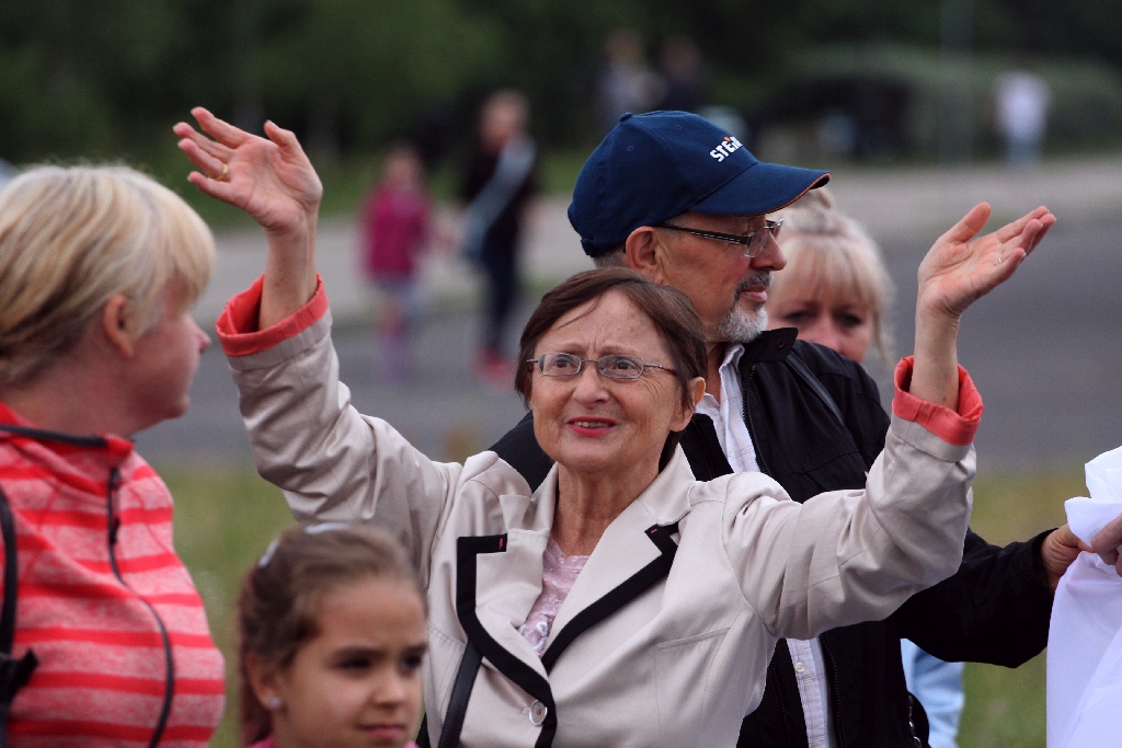 Ponad dwieście osób przyszło dla Konrada przed szpital
