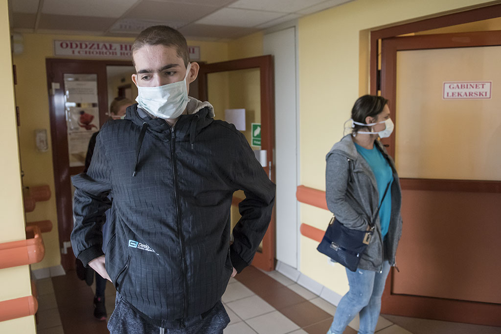 Konrad witał urodzinowych gości  przez okno szpitalne