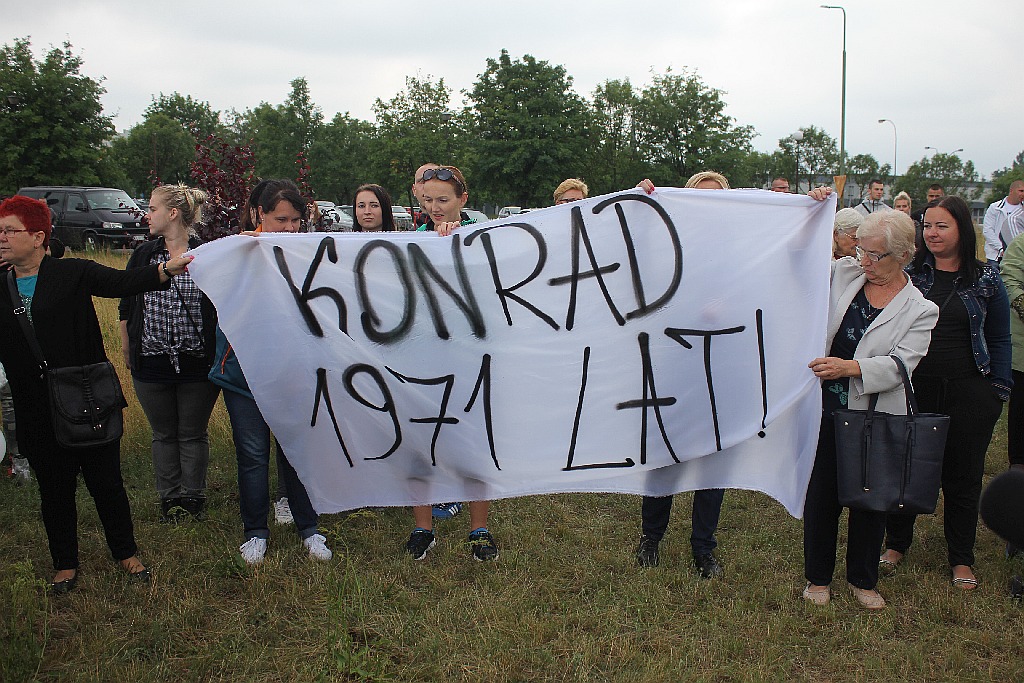 Ponad dwieście osób przyszło dla Konrada przed szpital