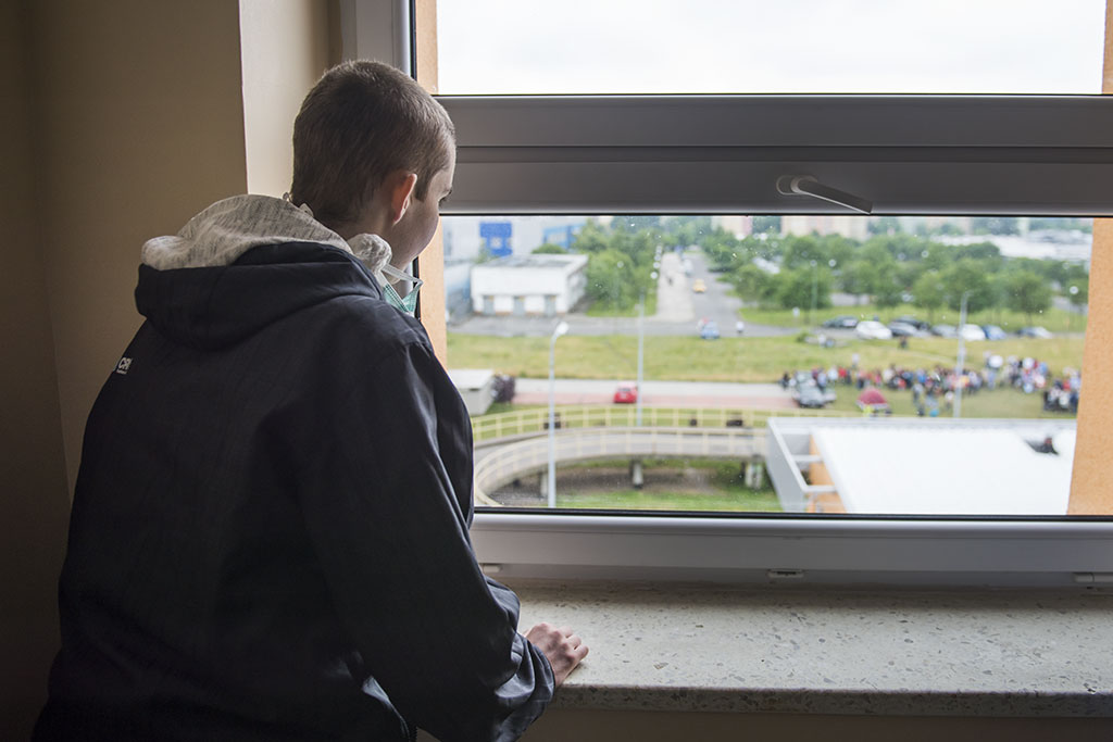 Konrad witał urodzinowych gości  przez okno szpitalne