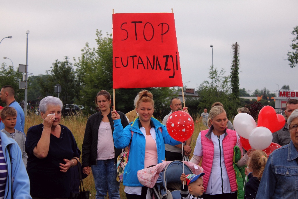 Ponad dwieście osób przyszło dla Konrada przed szpital