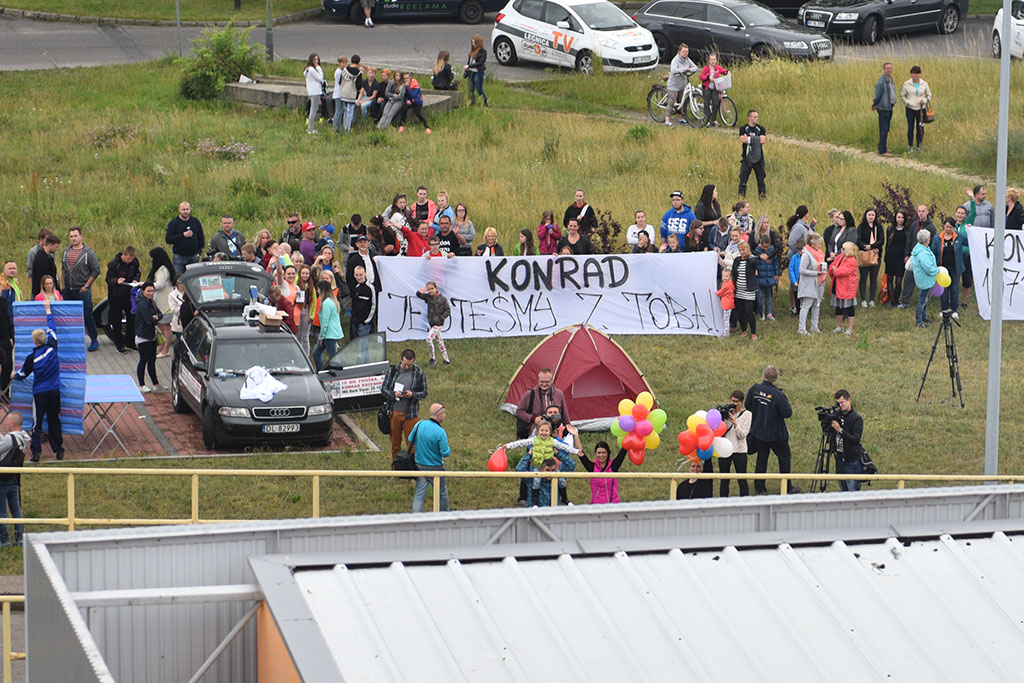Konrad witał urodzinowych gości  przez okno szpitalne