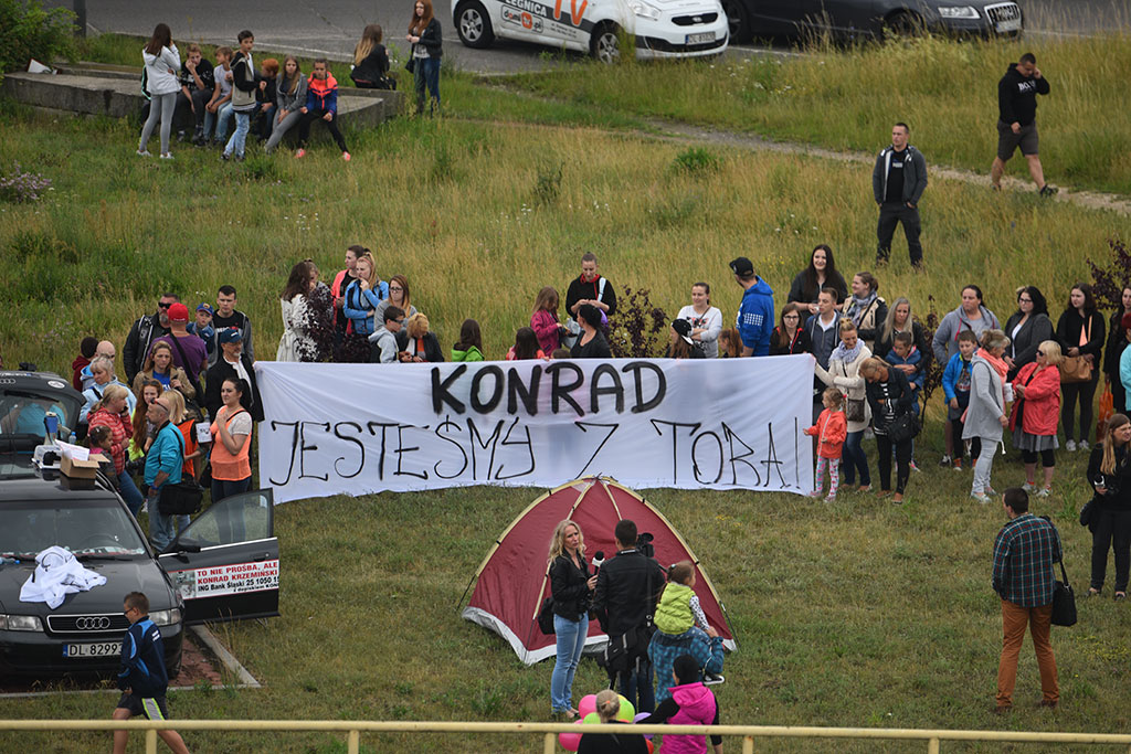 Konrad witał urodzinowych gości  przez okno szpitalne