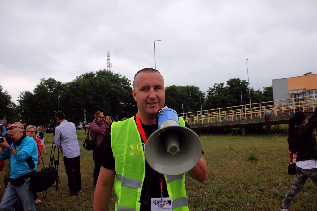 Ponad dwieście osób przyszło dla Konrada przed szpital