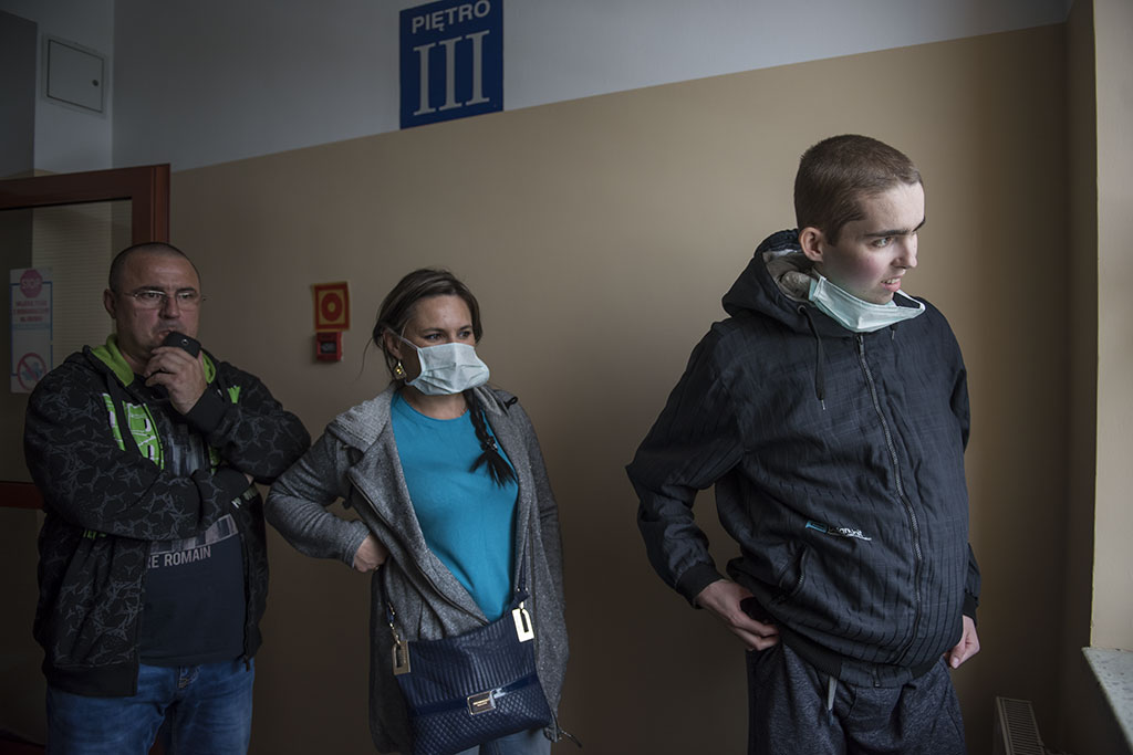 Konrad witał urodzinowych gości  przez okno szpitalne