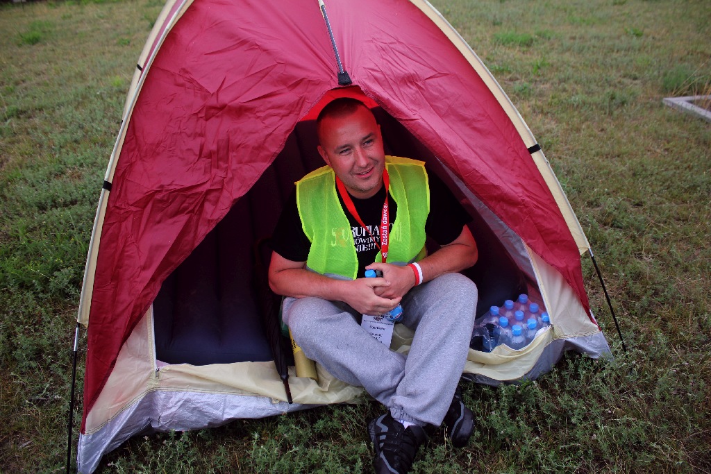 Ponad dwieście osób przyszło dla Konrada przed szpital