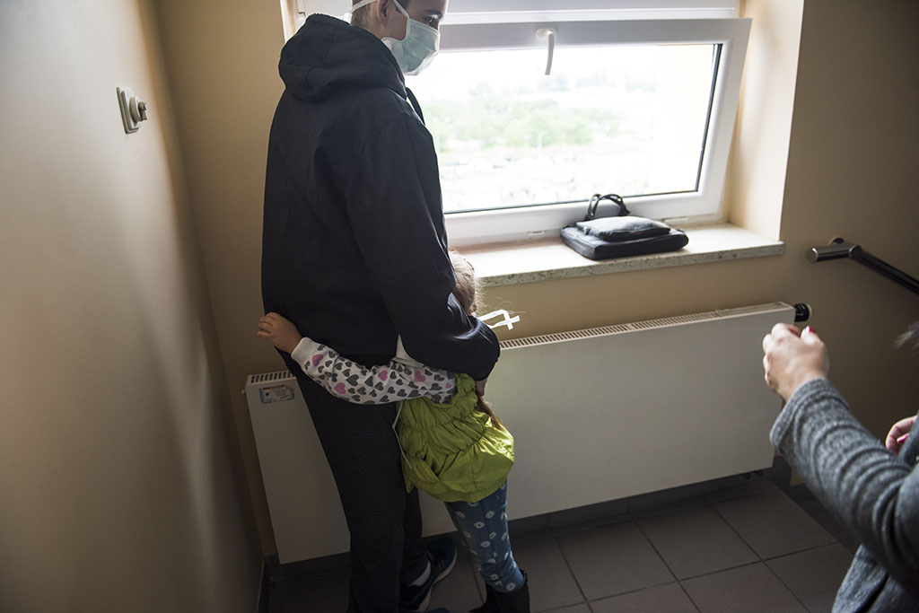 Konrad witał urodzinowych gości  przez okno szpitalne