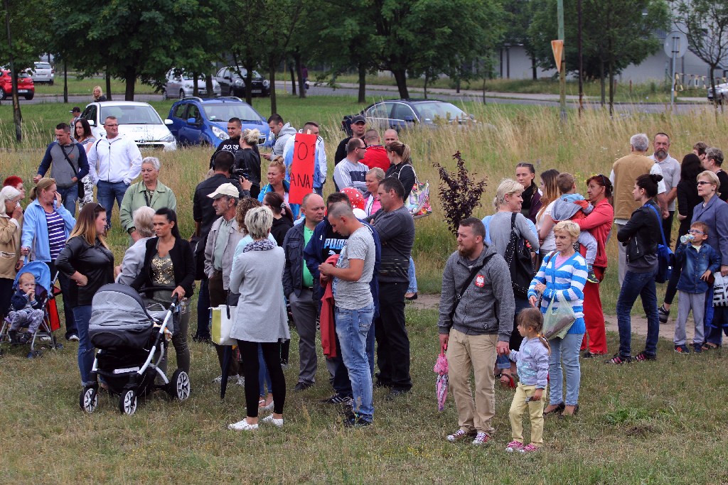 Ponad dwieście osób przyszło dla Konrada przed szpital
