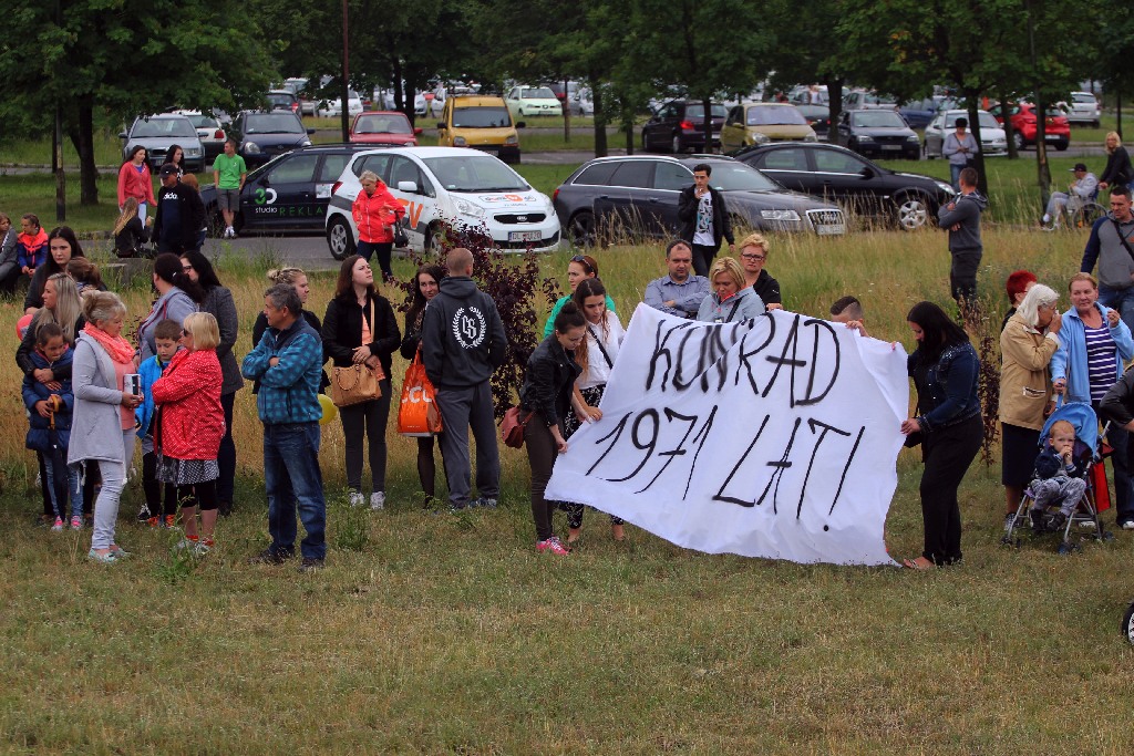 Ponad dwieście osób przyszło dla Konrada przed szpital
