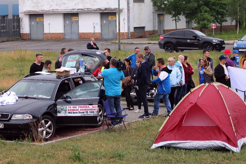 Ponad dwieście osób przyszło dla Konrada przed szpital