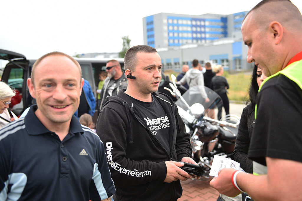 Konrad witał urodzinowych gości  przez okno szpitalne