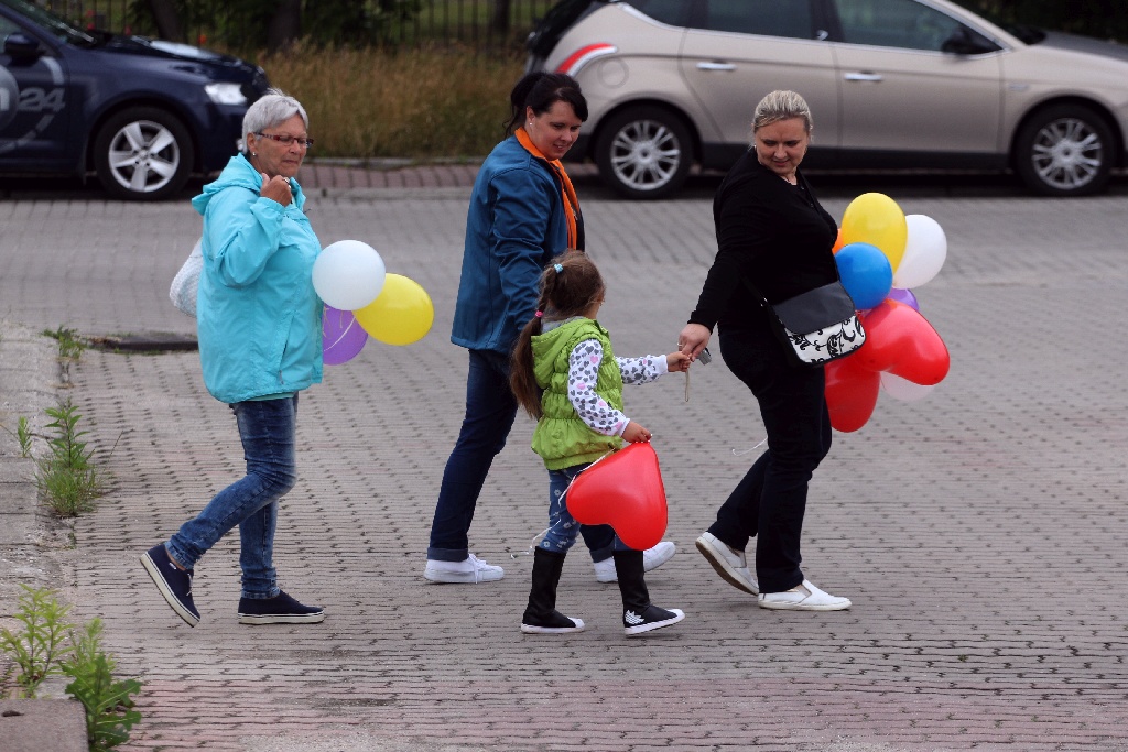 Ponad dwieście osób przyszło dla Konrada przed szpital