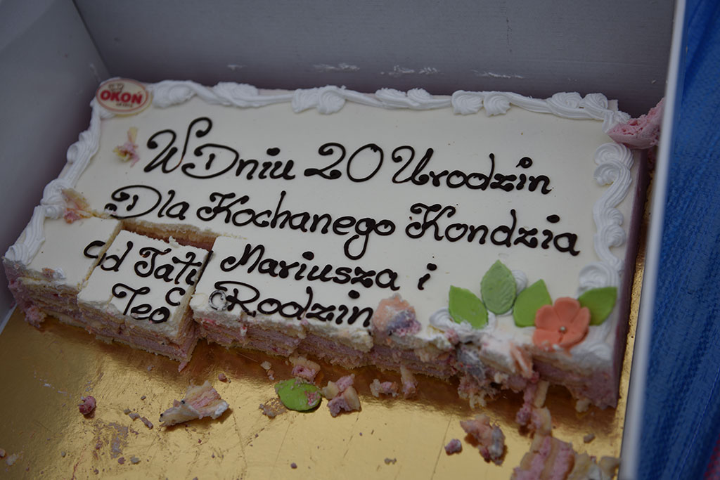 Konrad witał urodzinowych gości  przez okno szpitalne