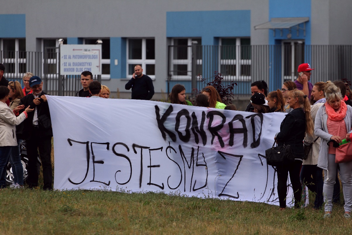 Ponad dwieście osób przyszło dla Konrada przed szpital