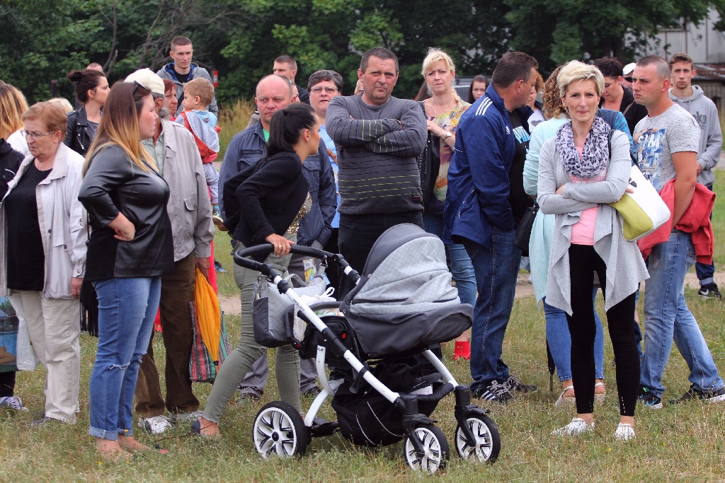 Ponad dwieście osób przyszło dla Konrada przed szpital