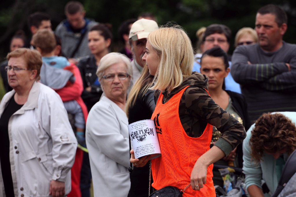 Ponad dwieście osób przyszło dla Konrada przed szpital