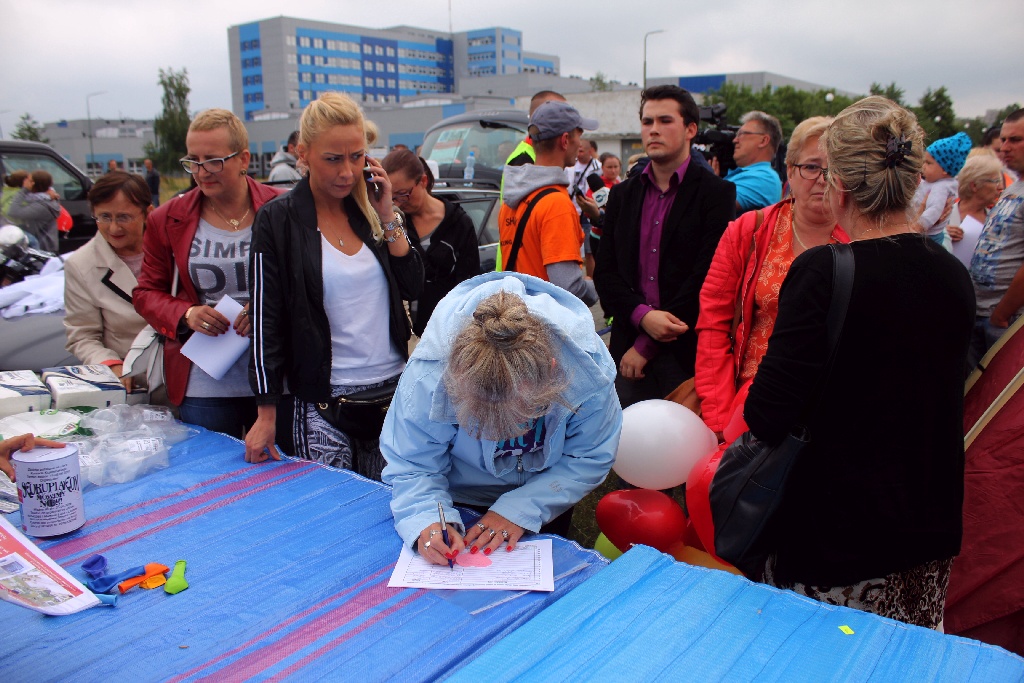 Ponad dwieście osób przyszło dla Konrada przed szpital