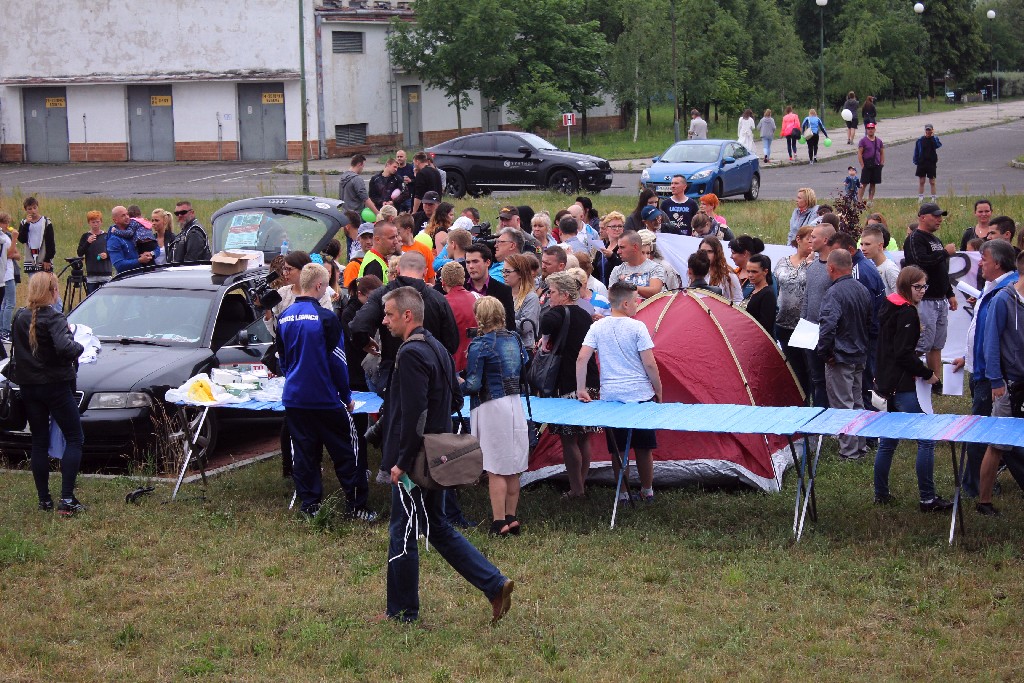 Ponad dwieście osób przyszło dla Konrada przed szpital