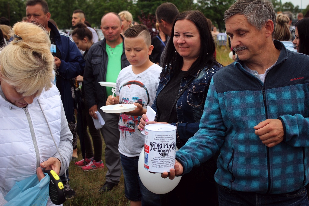 Ponad dwieście osób przyszło dla Konrada przed szpital