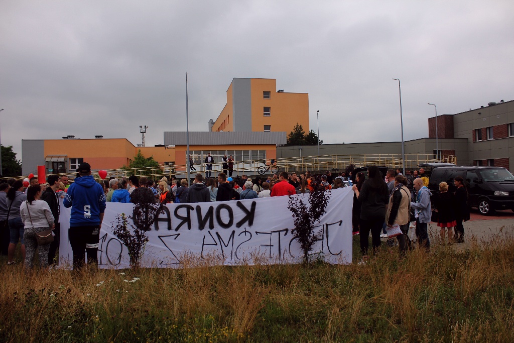 Ponad dwieście osób przyszło dla Konrada przed szpital