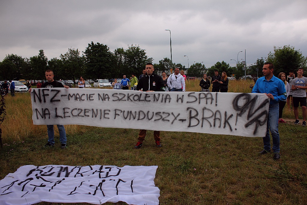 Ponad dwieście osób przyszło dla Konrada przed szpital