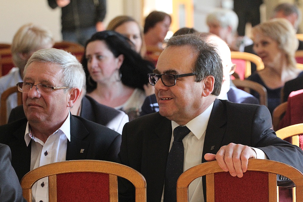 Rada miejska wręczyła tytuł, nagrody i odznaczenia
