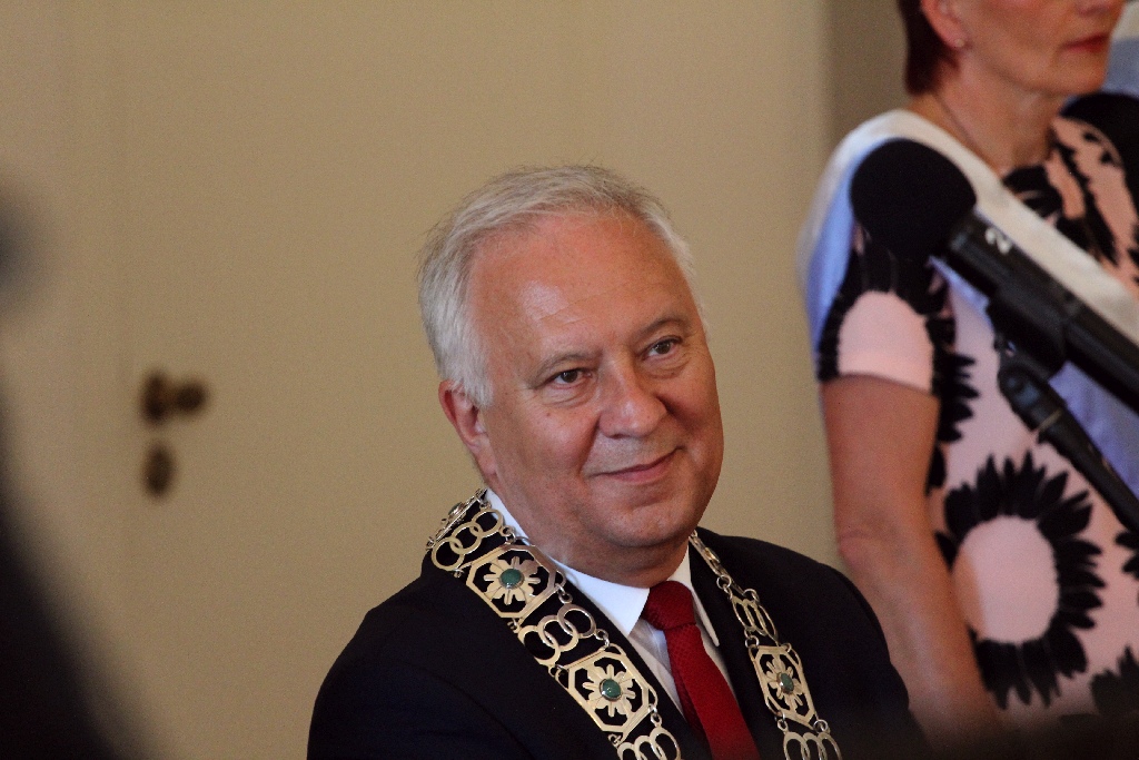 Rada miejska wręczyła tytuł, nagrody i odznaczenia
