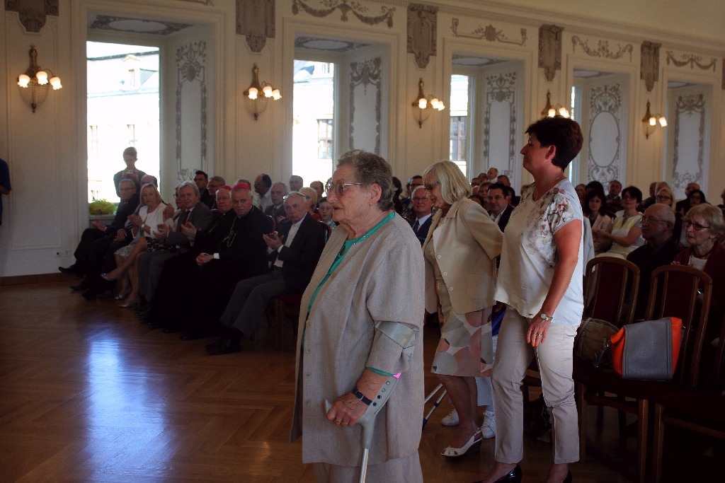 Rada miejska wręczyła tytuł, nagrody i odznaczenia
