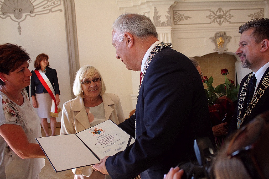 Rada miejska wręczyła tytuł, nagrody i odznaczenia
