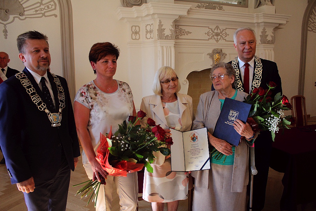 Rada miejska wręczyła tytuł, nagrody i odznaczenia
