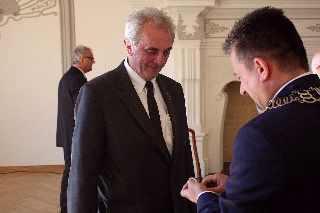 Rada miejska wręczyła tytuł, nagrody i odznaczenia
