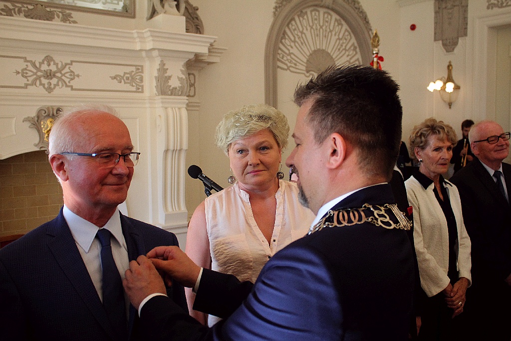 Rada miejska wręczyła tytuł, nagrody i odznaczenia
