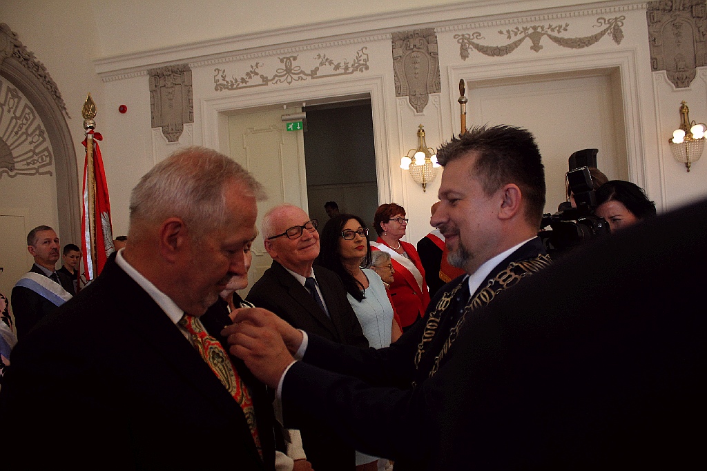 Rada miejska wręczyła tytuł, nagrody i odznaczenia
