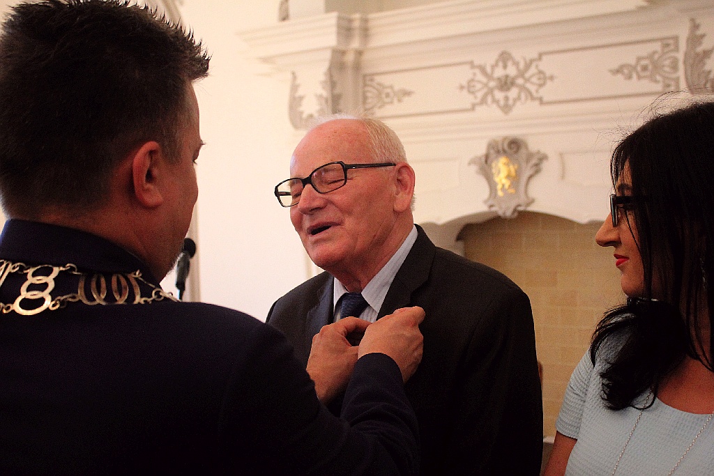 Rada miejska wręczyła tytuł, nagrody i odznaczenia
