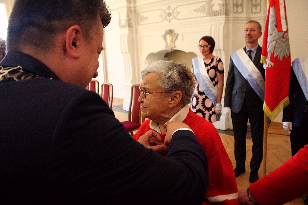 Rada miejska wręczyła tytuł, nagrody i odznaczenia
