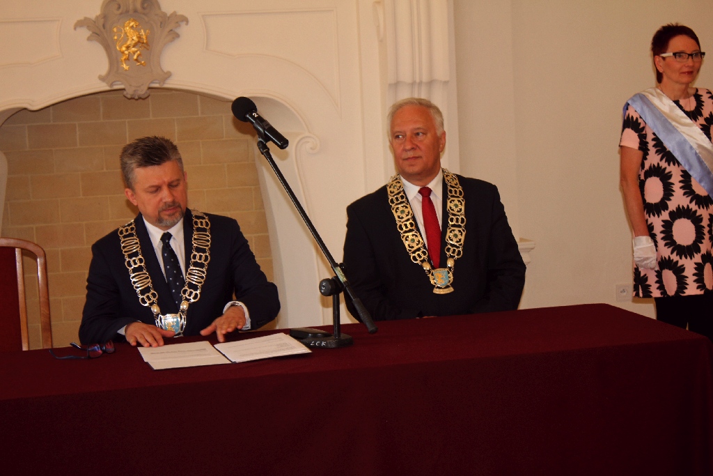 Rada miejska wręczyła tytuł, nagrody i odznaczenia
