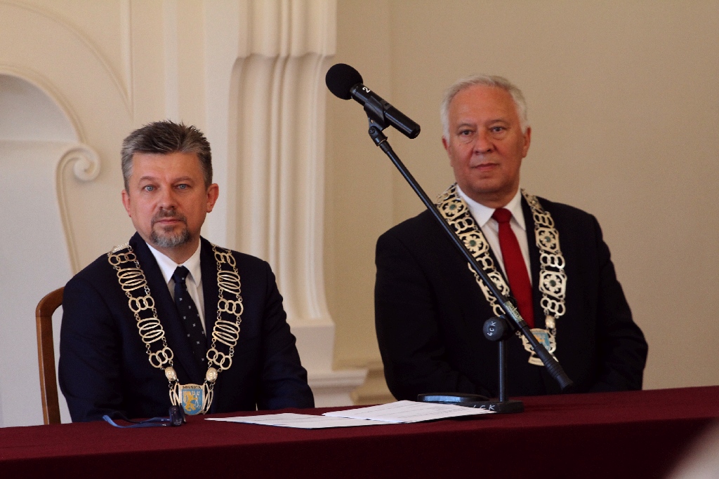 Rada miejska wręczyła tytuł, nagrody i odznaczenia

