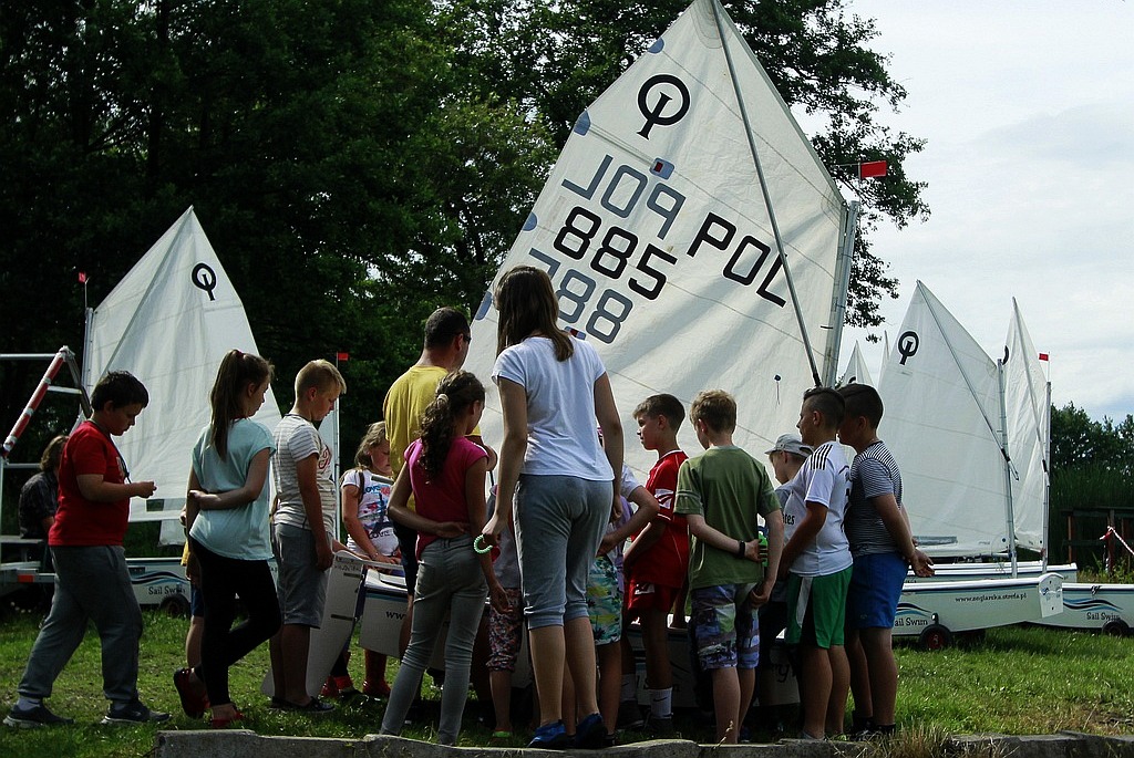 Miłkowickie dzieci uczyły się żeglarstwa nad jeziorem Tatarak