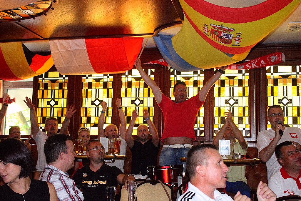 Zobaczcie jak legniczanie kibicowali Polsce w Irish Pub
