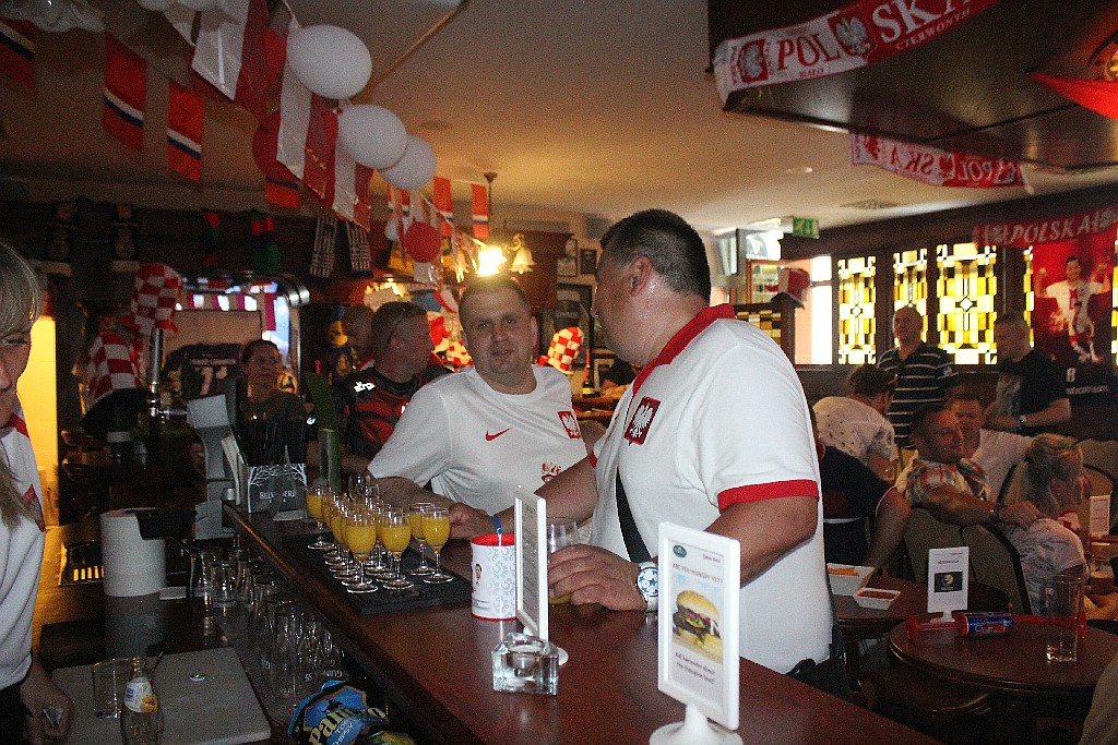 Zobaczcie jak legniczanie kibicowali Polsce w Irish Pub